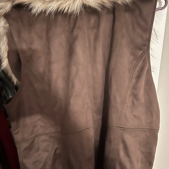 NEW Faux full fur collar 🟤brushed suede zip-up double-breasted vest. 🟤 - Picture 3 of 4